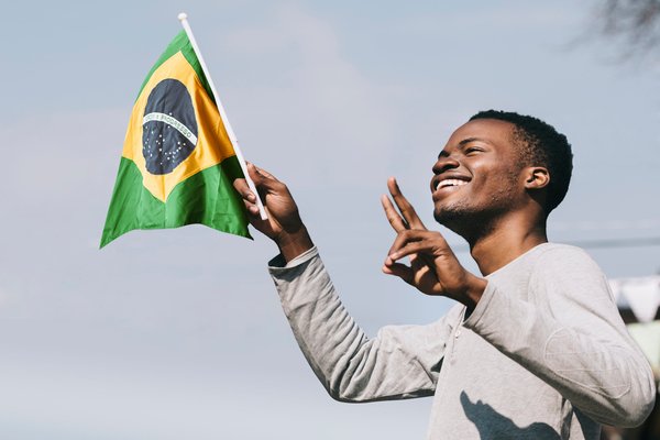 homem segurando a bandeira do Brasil