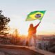 mulher segurando a bandeira brasileira