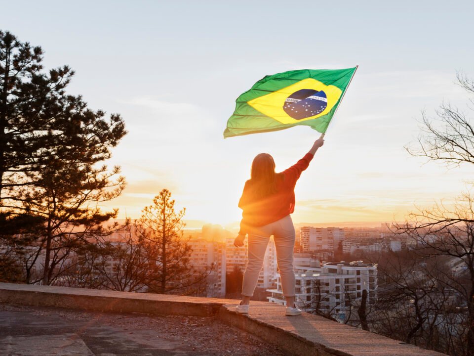 mulher segurando a bandeira brasileira