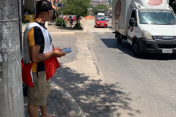 Promotores realizando panfletagem no farol em cruzamento movimentado de São Paulo
