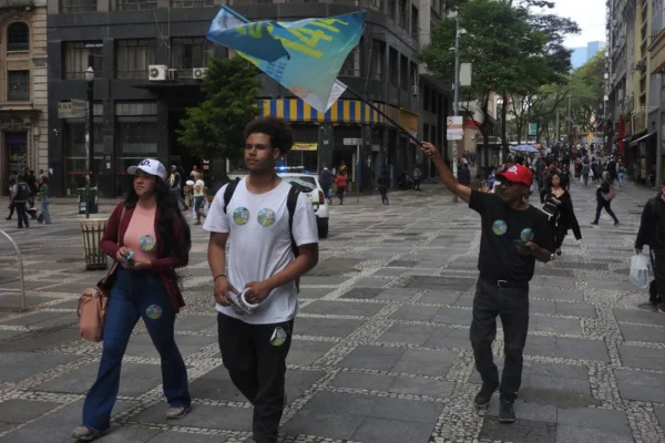 Distribuição estratégica de santinhos e panfletos políticos de campanha em São Paulo