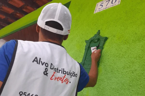 Ação de panfletagem porta a porta em bairros residenciais de São Paulo
